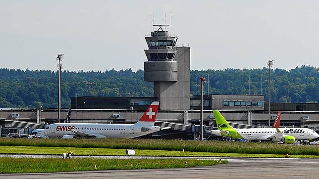 Der Kontrollturm auf dem Gelände des Flughafens Zürich. Von hier aus kontrollieren die Skyguide-Mitarbeiter den Flugbetrieb.