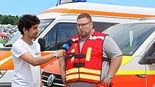 Björn Gold (re.), Medien- und Pressevertreter der Johanniter auf dem Southside, gibt SÜDKURIER-Reporter Kilian Nagel einen Überblick ...