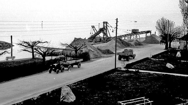 Am Landessteg – dem heutigen Prachtboulevard – wurde in den 1960er-Jahren noch hart gearbeitet. Die "Baggergesellschaft Immenstaad ...