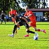 Mika Geiger (links) schoss das 1:0 für die SG Dauchingen/Weilersbach im Derby gegen den FC Bad Dürrheim (Artur Uferov). Die Partie ...