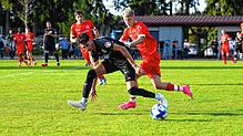 Mika Geiger (links) schoss das 1:0 für die SG Dauchingen/Weilersbach im Derby gegen den FC Bad Dürrheim (Artur Uferov). Die Partie ...