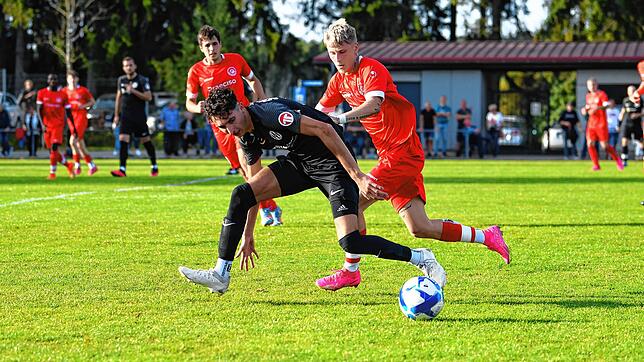 Mika Geiger (links) schoss das 1:0 für die SG Dauchingen/Weilersbach im Derby gegen den FC Bad Dürrheim (Artur Uferov). Die Partie ...
