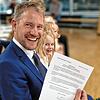 Luca Wilhelm Prayon hält die Niederschrift seiner Vereidigung als Landrat in Händen. Neben ihm freut sich sein Sohn Kaspar.