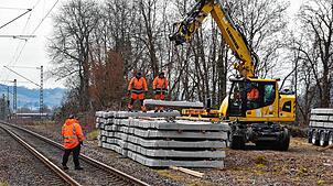 Die Arbeiten an der Wiesentalbahn liegen laut Betreiber im Zeitplan. Ab 28. März soll die Strecke wieder freigegeben werden.