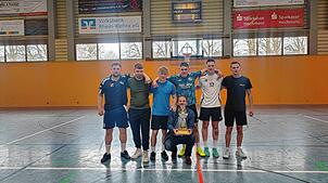 Das Gewinnerteams „M2IM (rechts)/M3IM (links)“ und deren Klassenlehrer Herr Felix Hamann (Mitte). Foto: Gewerbeschule