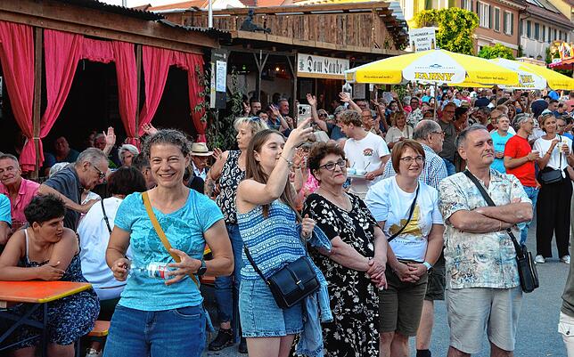 Bild 23: Reges Treiben beim Stadtfest am Samstagabend und Sonntagmorgen