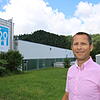 Geschäftsführer Stefan Kleinmann vor der Produktionshalle in Stahringen: Auf dieser "Gemeinen Wiese" plant Metall und Plastic einen ...