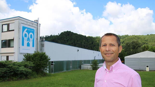 Geschäftsführer Stefan Kleinmann vor der Produktionshalle in Stahringen: Auf dieser "Gemeinen Wiese" plant Metall und Plastic einen ...