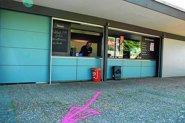 Von rechts mit Abstand anstehen und links dem Pfeil nach wieder gen Strandbad den Kiosk verlassen. Eigentlich ganz einfach. Betreiber ...