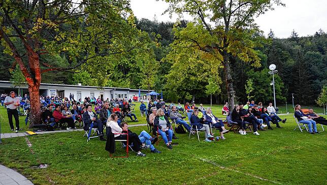 Fast ausverkauft ist das erste Picknick-Konzert mit Roland „Dooly“ Sauter am Freitag: knapp 180 Gäste lauschen der ...