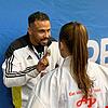 Tarek Amin unterstützt eine Karateka des Deutschen Karate-Verbandes vor einem Kampf mental.