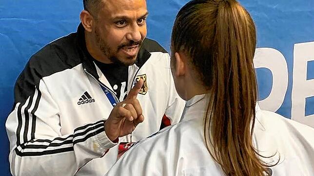 Tarek Amin unterstützt eine Karateka des Deutschen Karate-Verbandes vor einem Kampf mental.