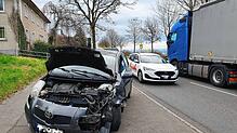 Nach dem Unfall steht das beschädigte Fahrzeug am Fahrbahnrand. Die ersten Fahrzeuge können die Unfallstelle wieder passieren.