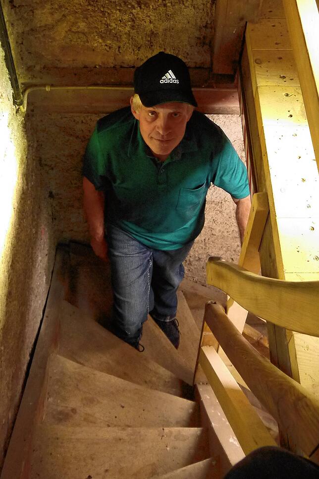 Bei den letzten Treppenstufen vor dem Kirchturm wird es besonders eng.