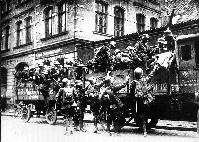 München, 8. November, vor dem Bürgerbräukeller. Bewaffnete SA-Männer steigen von Lastwagen und dringen in das Gebäude ein, um die ...