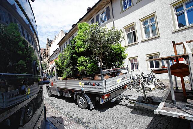 Die Kübel mit Pflanzen, die vor der Weinstube „Zum guten Hirten“ standen, werden abtransportiert und somit in Sicherheit gebracht.