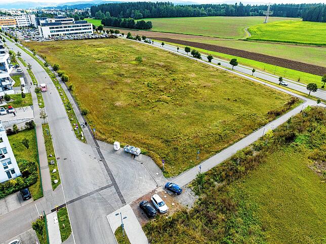 Auf diesen Grundstücken Richtung Klinikum sollen medizinische Betriebe und Dienstleister angesiedelt werden. Rechts die Landesstraße 173 ...