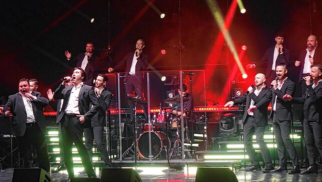 Eine durchchoreografierte Pop- und Light-Show brachten die 12 Tenors auf die Gloria-Bühne. Bild: Jürgen Scharf