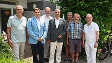Christian Fett (zweiter von links) ist neuer Geschäftsführer der Katholischen Sozialstation VS und folgt auf Hans-Peter Hable (vierter ...