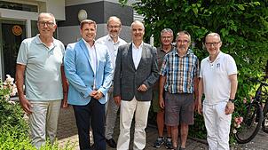 Christian Fett (zweiter von links) ist neuer Geschäftsführer der Katholischen Sozialstation VS und folgt auf Hans-Peter Hable (vierter ...