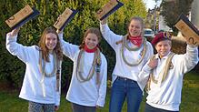 Halten ihre Trophäen in die Höhe (von links): Laura Bergmann, Maren und Finia Engel sowie Nico Schulz von der Historischen Narrenzunft ...