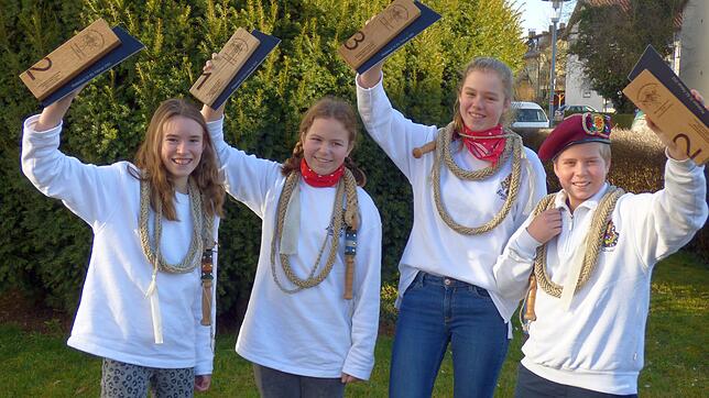 Halten ihre Trophäen in die Höhe (von links): Laura Bergmann, Maren und Finia Engel sowie Nico Schulz von der Historischen Narrenzunft ...