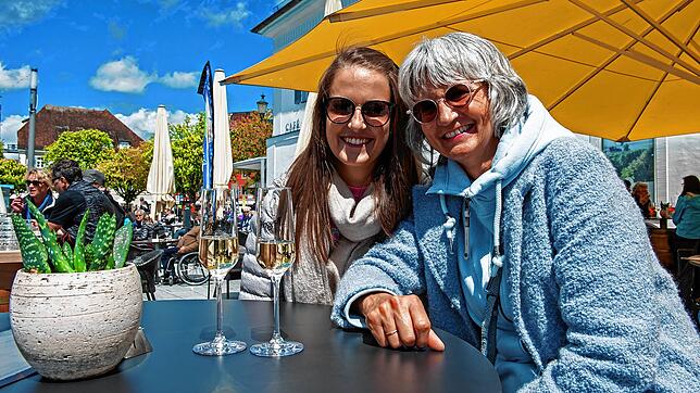 Nina Lembcke und ihre Mutter Sybille Lembcke (von links nach rechts) freuen sich über Sonne und ein ruhiges Plätzchen auf der ...