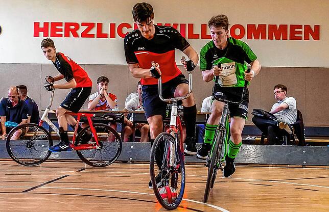 Am Ball: Sicher führt Moritz Schubach (Mitte) den Ball. Hinten links sein Teamkollege Marc Huber vom RSV Öflingen.