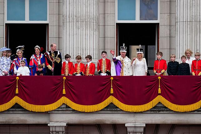 Auf dem Balkon Die königliche Familie um König Charles III. und Königin Camilla auf dem Balkon des Buckingham Palastes in London.