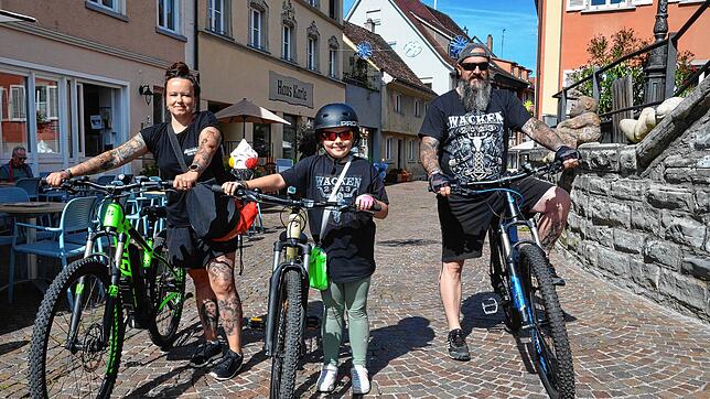 Agnes Meyer, Leonie und Ronald Schultes, Touristen aus der Oberpfalz, gefällt die Markdorfer Innenstadt. &bdquo;Wenn die Leute Schritt ...