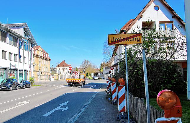 An der Kreuzun Friedhofstraße und Hindenburgring stehen am Freitag, 12. April bereits Absperrungen und und ein Umleitungsschild bereit. ...