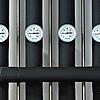 Armaturen für eine Wärmepumpe im Heizungskeller. 2045 soll Deutschland klimaneutral sein. Fossile Brennstoffe dürfen dann nicht mehr ...
