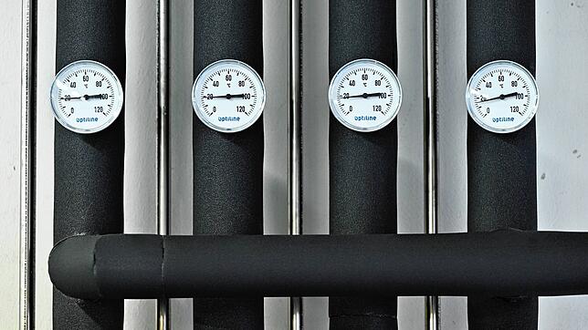 Armaturen für eine Wärmepumpe im Heizungskeller. 2045 soll Deutschland klimaneutral sein. Fossile Brennstoffe dürfen dann nicht mehr ...