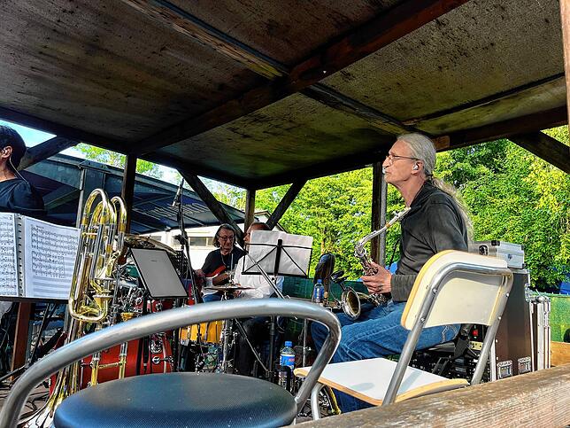 Bild 12: Zurück beim Publikum: Die Bregi House Band liefert ein fulminantes Comeback im Park