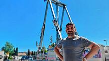 Michael Hutzelmann organisiert den Vergnügungspark am Schweizer Feiertag. Die „Best XXL exclusive Riesenschaukel“ im Hintergrund ist ...
