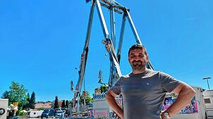 Michael Hutzelmann organisiert den Vergnügungspark am Schweizer Feiertag. Die „Best XXL exclusive Riesenschaukel“ im Hintergrund ist ...