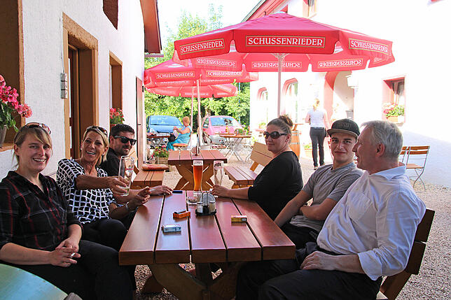 Der Biergarten im Hinterhof des Gasthofs Linde in Hepbach.