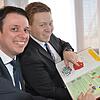 Stefan Haug (von links), Marketing, und Stephan Hans, Kundenberater, bestaunen die alten Sparkassen-Einträge im Narrenbuch des ...