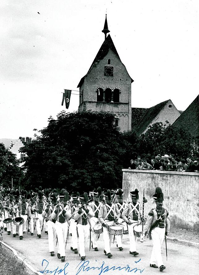 Ein Inselfeiertag in der Nazizeit. Die Bürgerwehr nimmt wie heute noch an der Prozession teil, doch am Münster hängt die ...