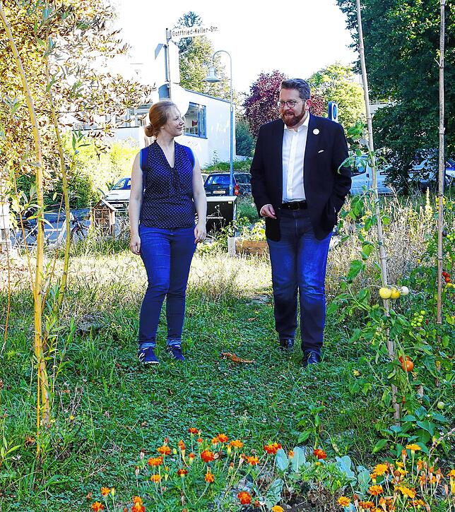 Andreas Hennemann mit SÜDKURIER-Redakteurin Eva Marie Stegmann im Garten am Bismarcksteig.