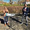 Schulleiterin Lisa Bosch und Konrektor Martin Straubhaar der Robert-Schuman-Realschule in Waldshut zeigen die Selbsttests, mit denen ...
