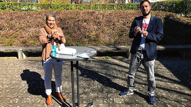 Schulleiterin Lisa Bosch und Konrektor Martin Straubhaar der Robert-Schuman-Realschule in Waldshut zeigen die Selbsttests, mit denen ...