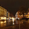 Zumindest aus den Geschäften strahlt um 0.10 Uhr noch etwas Licht in die Karlstraße, nachdem um Mitternacht die Straßenlaternen ...