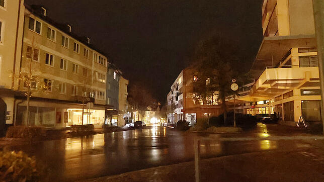 Zumindest aus den Geschäften strahlt um 0.10 Uhr noch etwas Licht in die Karlstraße, nachdem um Mitternacht die Straßenlaternen ...