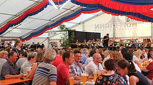 Drei Tage lang ist beste Stimmung beim Musikfest der Musikkapelle Wasser angesagt. Auf dem Vorplatz der Bichtlinger Kirche ist ein ...
