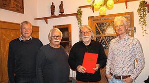 Für besondere Verdienste werden bei der Hauptversammlung des SPD-Ortsverbands Harald Scherer und Günter Renk geehrt. Von links: Harald ...