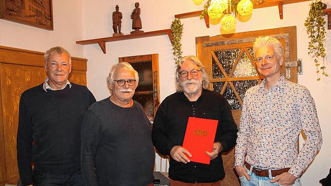 Für besondere Verdienste werden bei der Hauptversammlung des SPD-Ortsverbands Harald Scherer und Günter Renk geehrt. Von links: Harald ...