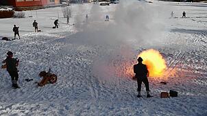 In immer neuen Schussfolgen begrüßen die Böllerschützen das neue Jahr. Der Feuerball lässt erahnen, mit welchem Lärm in Schönwald in ...