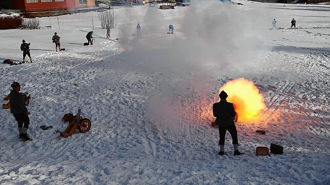 In immer neuen Schussfolgen begrüßen die Böllerschützen das neue Jahr. Der Feuerball lässt erahnen, mit welchem Lärm in Schönwald in ...