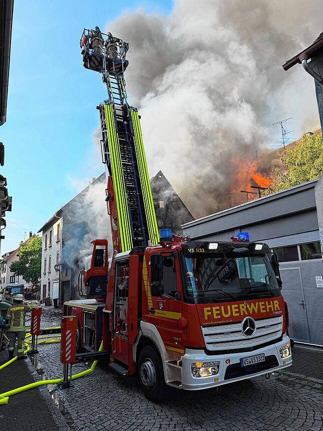 Eine der drei Dehleitern im Einsatz. Direkt dahinter das völlig abgebrannte Gebäude, von dem das Feuer nach dem aktuellen Stand ...
